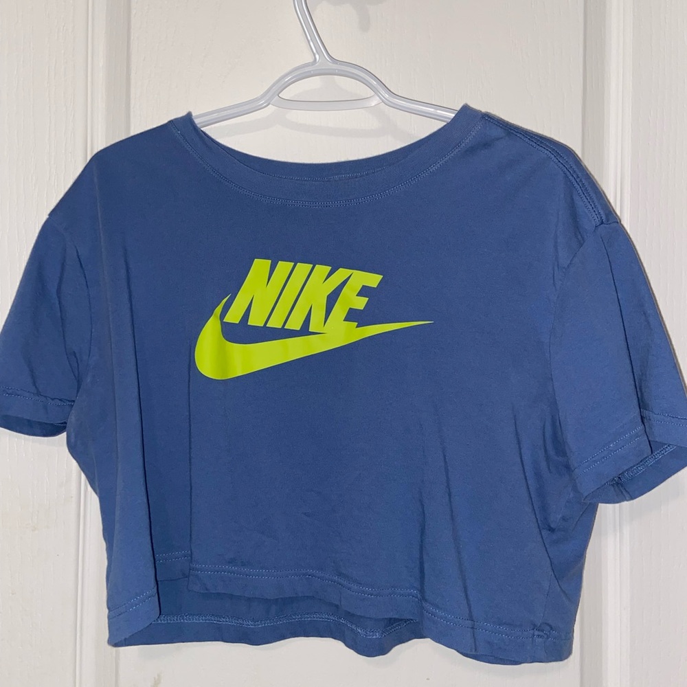 nike cropped tee